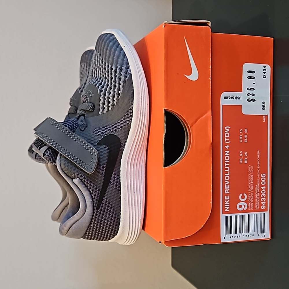 Like New! Nike Revolution Size 9 Toddler